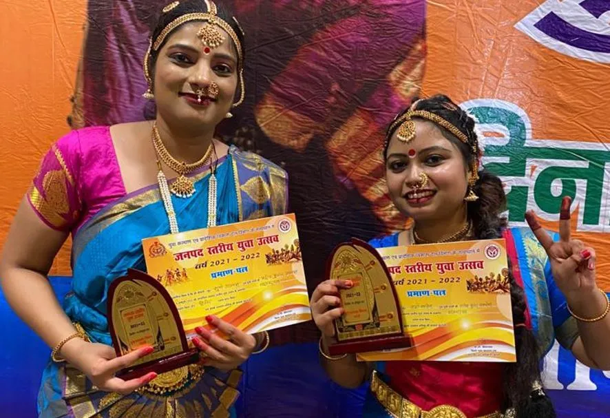 बरेली: भरतनाट्यम में साक्षी प्रथम और शुभी द्वितीय स्थान पर रहीं