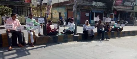 हल्द्वानी: नारों की तख्ती लेकर जमकर की नारेबाजी, डिवाइडर पर बैठे पर्यावरण मित्र