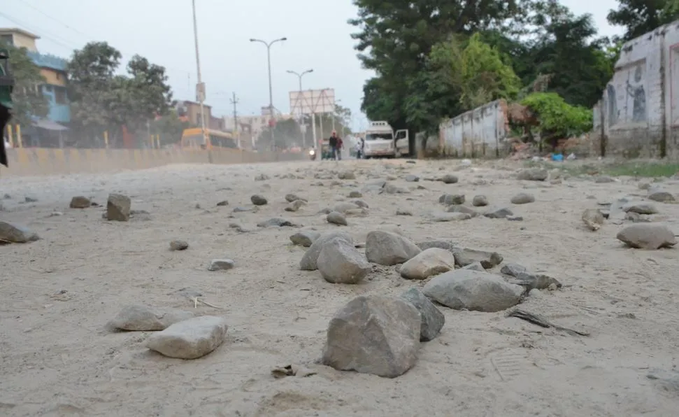 बरेली: सड़कों पर पड़ा खुराफातियों की खुराक का सामान