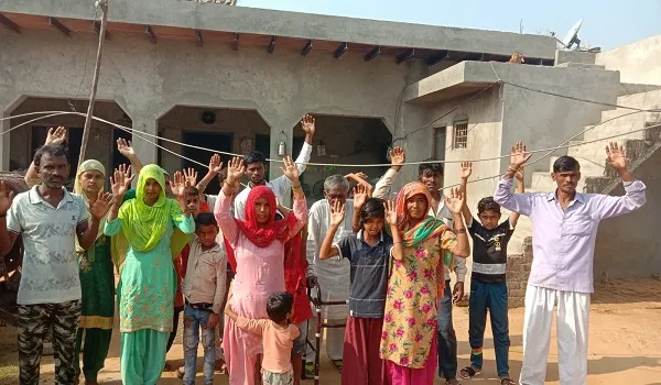 अमरोहा : घरों पर गिरा उच्च शक्ति विद्युत तार, बालिका झुलसी, गुस्साए लोगों ने किया प्रदर्शन