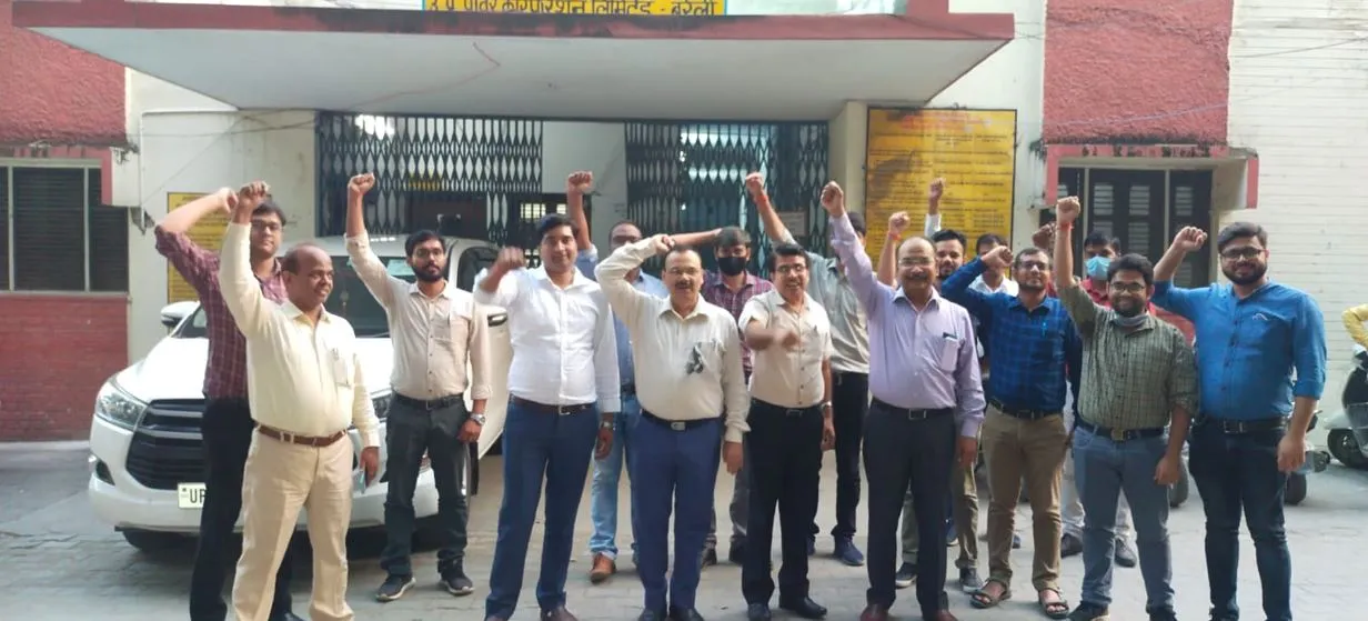 बरेली: अभियन्ता संघ ने एक घंटे का कार्य वहिष्कार कर किया प्रदर्शन