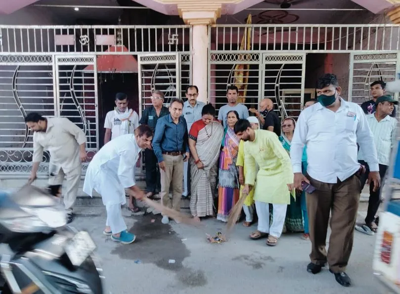 बरेली: पूर्व महापौर और कांग्रेस जिलाध्यक्ष ने वाल्मीकि मंदिर में लगाई झाडू