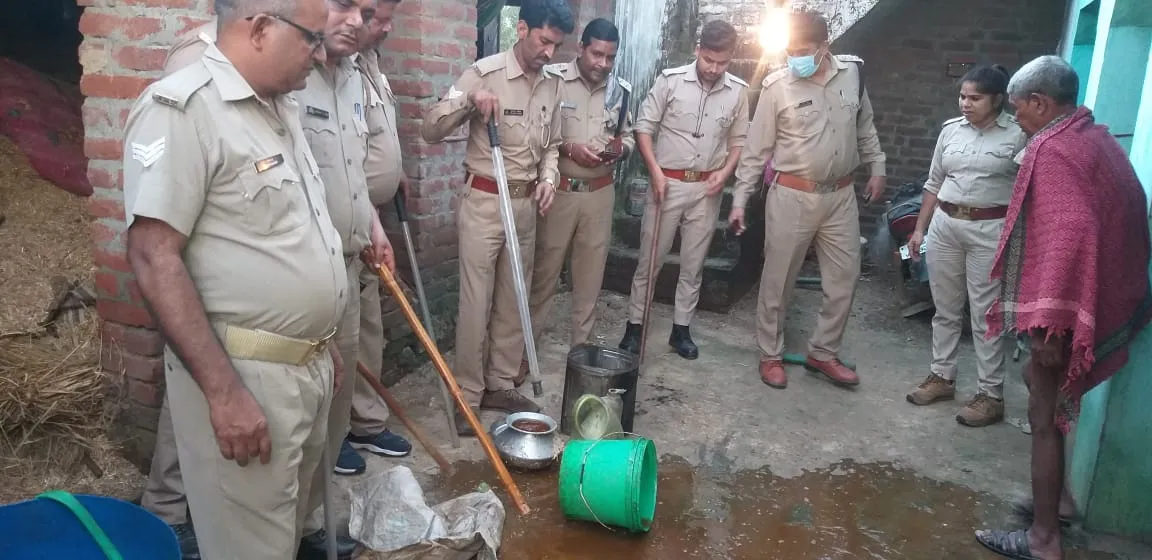 बरेली: फरीदपुर में कई जगह कच्ची शराब बरामद