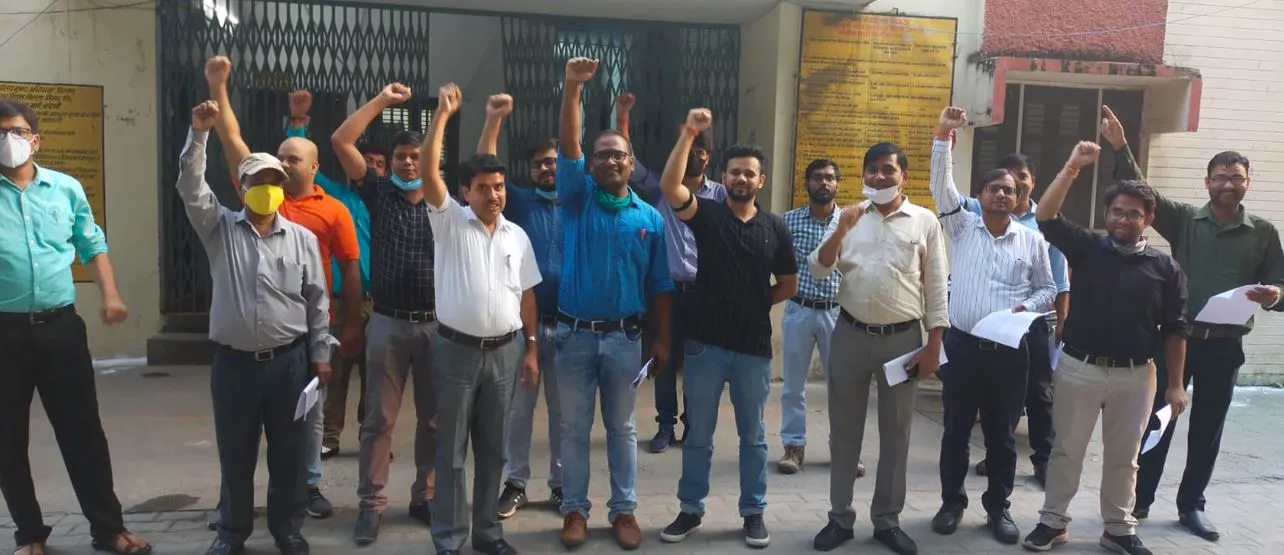 बरेली: विद्युत अभियंतायों ने काली पट्टी बांधकर किया विरोध प्रदर्शन