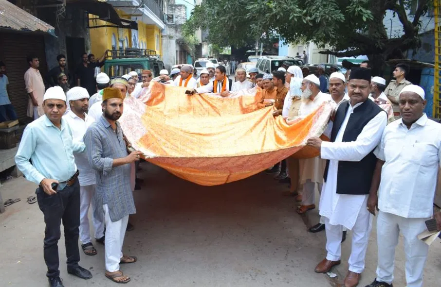 बरेली: सोनिया गांधी की चादर दरगाह आला हजरत पर की गई पेश