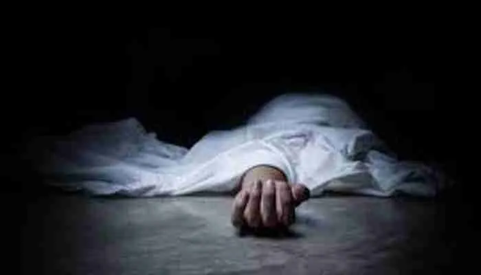 बाराबंकी: संदिग्ध परिस्थितियों में पेड़ से लटकता मिला युवक का शव, जांच में जुटी पुलिस