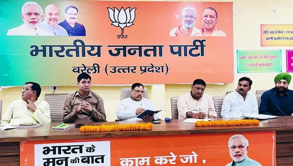 बरेली: एक पन्ना प्रमुख के कंधों पर 59 वोटरों की जिम्मेदारी