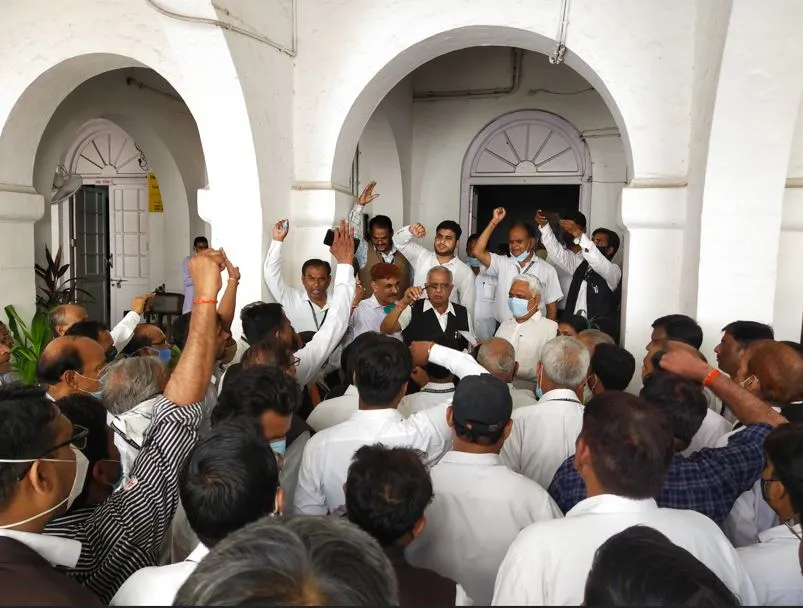 बरेली: हत्यारों की 24 घंटे में गिरफ्तारी को लेकर अधिवक्ताओं का प्रदर्शन