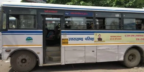 आपदा बनी मुसीबत: पहाड़ जाने वाली बसों का संचालन ठप