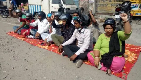 हल्द्वानी: खस्ताहाल सड़को की खिलाफ हेलमेट पहन कर किया प्रदर्शन