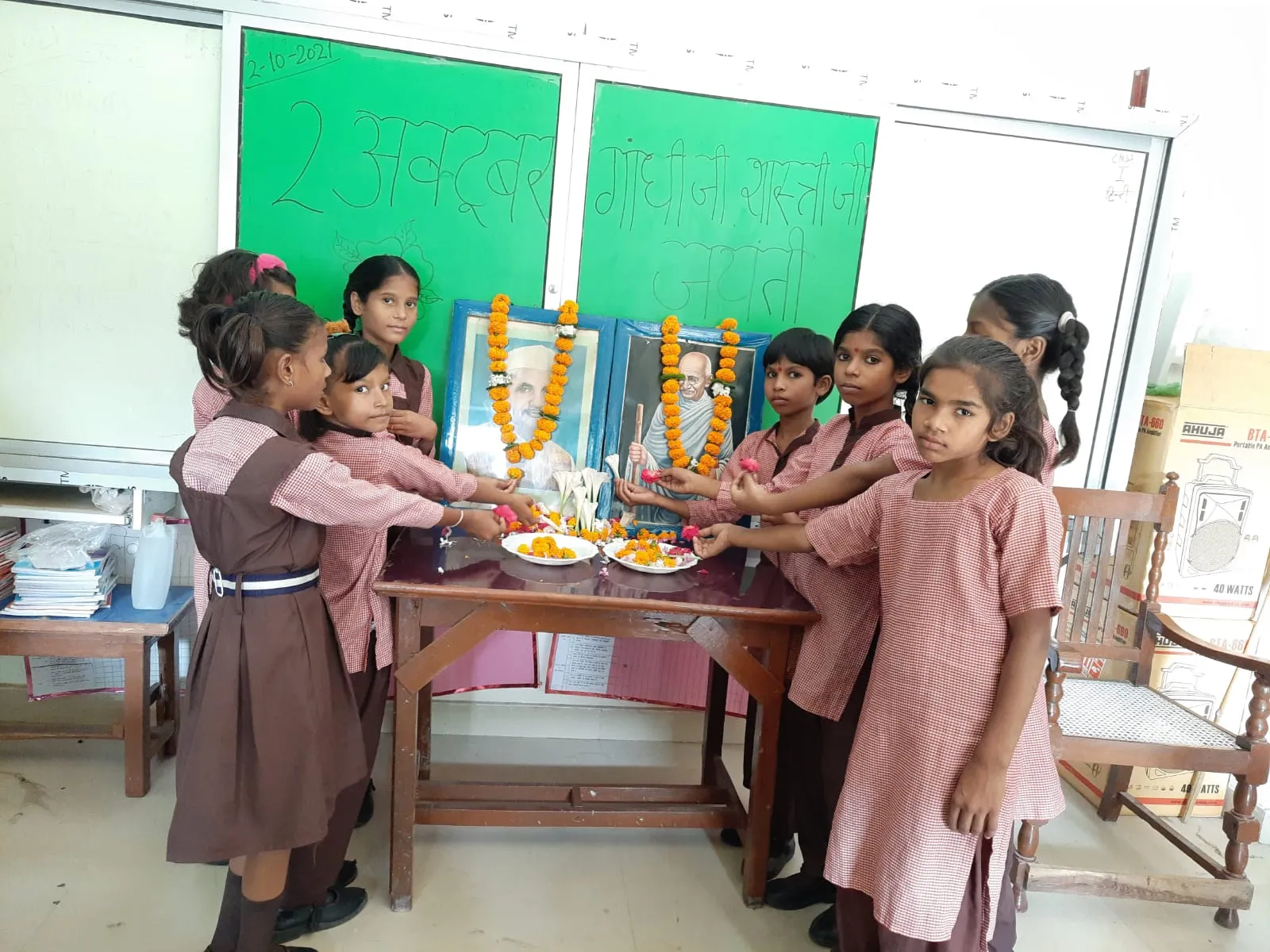 मुरादाबाद: बीएसए कार्यालय व प्राथमिक विद्यालयों में जयंती पर याद किए गए बापू, शास्त्री