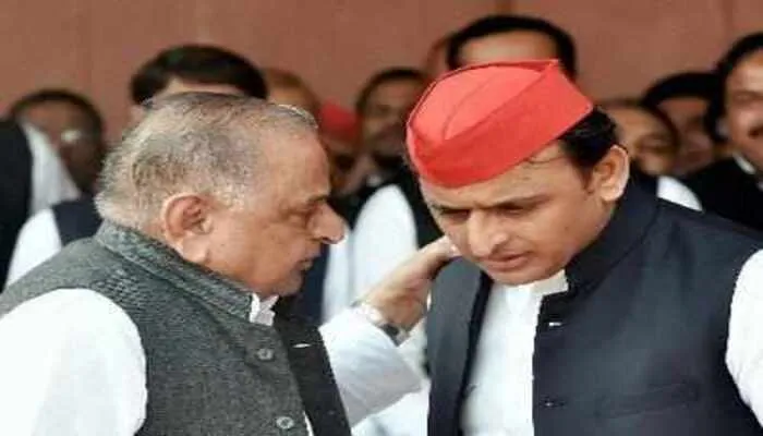 विजय यात्रा से पूर्व अखिलेश यादव ने सपा संरक्षक मुलायम से लिया आशीर्वाद