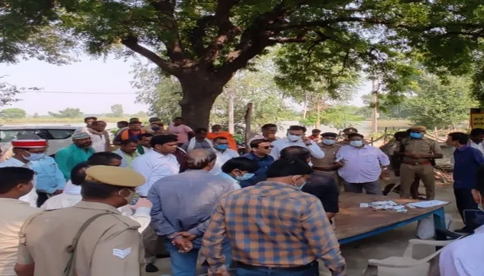 रायबरेली: जिलाधिकारी ने बाढ़ ग्रस्त क्षेत्र का किया निरीक्षण, जाना हाल