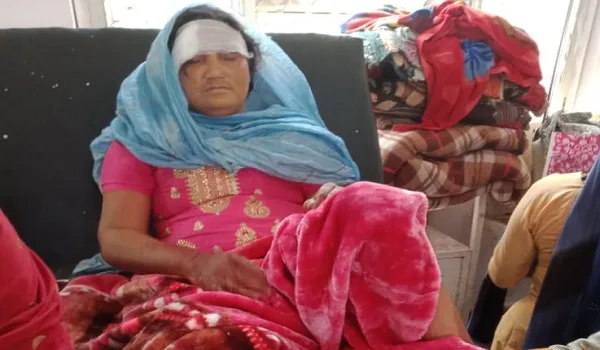 रामपुर: बाढ़ से गिरा एक विकलांग महिला का घर, हजारों का नुकसान