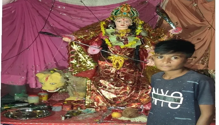रायबरेली: आस्था पर धन अभाव बनी बाधा तो छात्र ने खुद बना डाली मां दुर्गा की मूर्ति