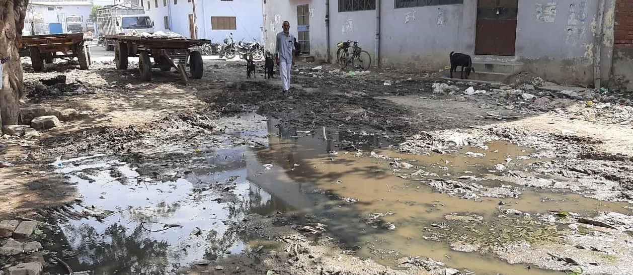 बरेली: नरकुलागंज में नहीं बनाई जा रही जर्जर सड़क