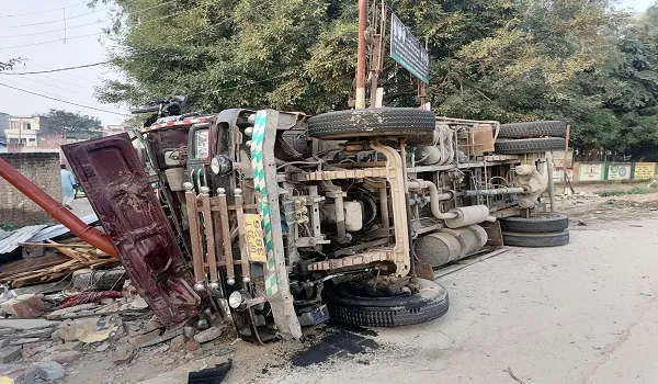 अमरोहा: सैदनगली में अनियंत्रित होकर ट्रक पलटा, चालक की मौत