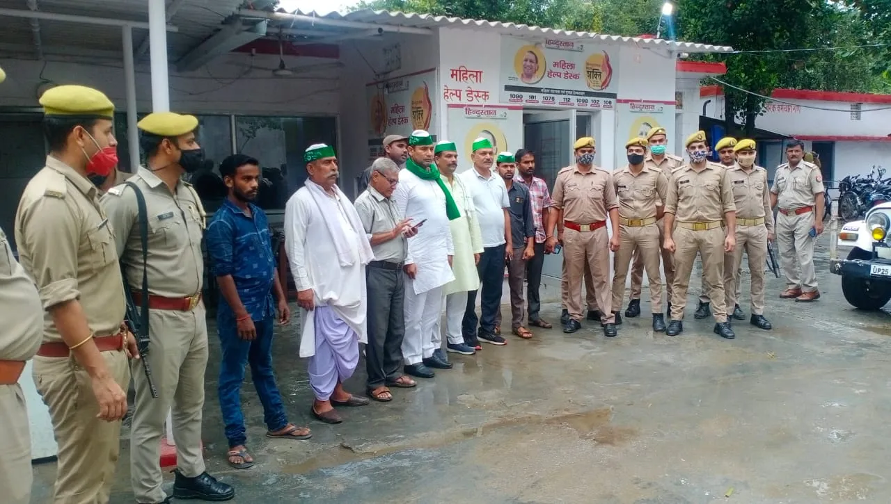 बरेली: ट्रेन रोकने जा रहे किसानों को पुलिस ने पहले हिरसात में लिया, बाद में छोड़ा