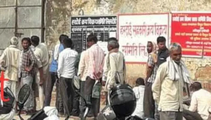 हरदोई में खाद के लिए मची मारामारी, घंटों लाइन में लगने को मजबूर हैं अन्नदाता