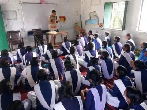 हल्द्वानी: पुलिस की क्लास, बच्चों ने पढ़ा नशे के खिलाफ पाठ
