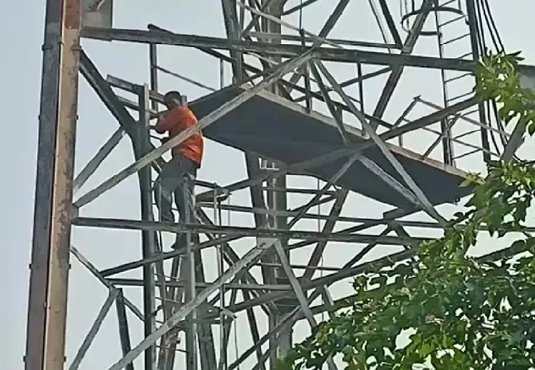 शाहजहांपुर: मंदिर में भ्रष्टाचार की जांच की मांग को लेकर टावर पर चढ़े दो युवक