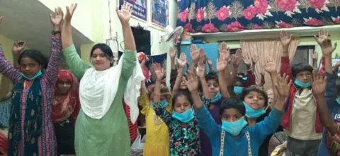 नवरात्रि विशेष: कूड़ा बीनने वाले हाथों में थमाईं किताबें, बेसहारों के लिए गुंजन बनी मिसाल