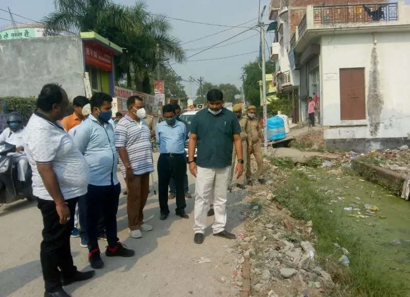 बरेली: टेंडर होने के छह महीने बाद भी नहीं हटे पोल और ट्रांसफार्मर
