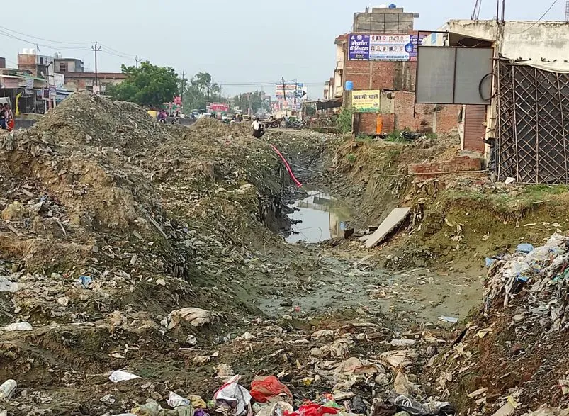 बरेली: करगैना बीडीए कॉलोनी के पास अधूरा पड़ा नाले का निर्माण