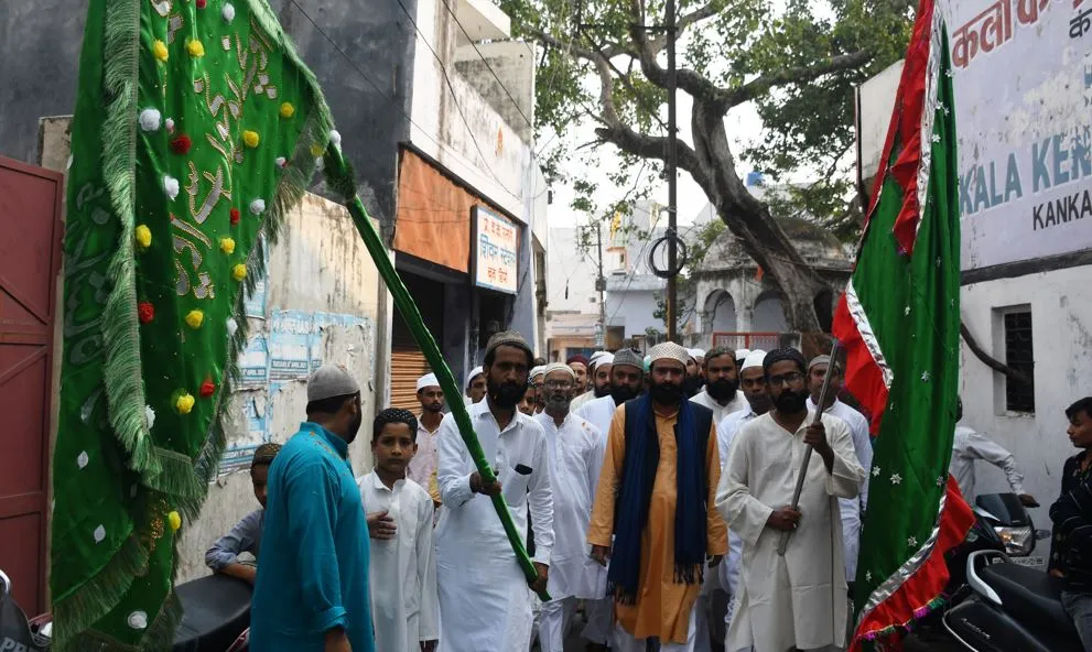 बरेली: परचम कुशाई से शाह शराफत मियां के उर्स का आगाज