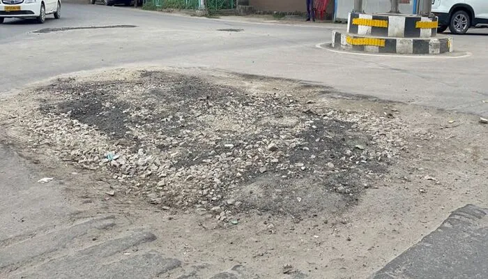 लखनऊ: सड़कों में गड्ढे या गड्ढों में सड़क, कहना मुश्किल….