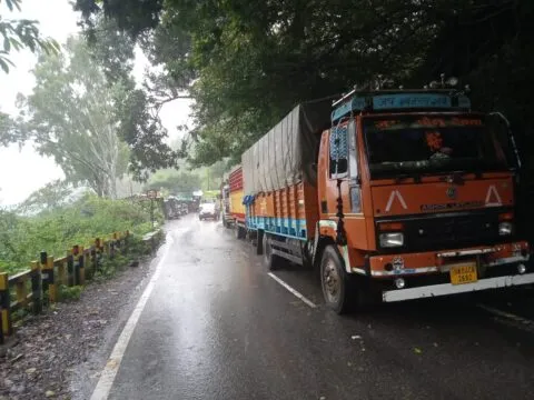 नैनीताल: वीरभट्टी पुल के पास सड़क पर आया मलबा, फंसे वाहन