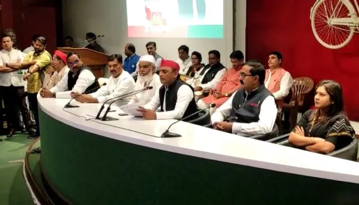 UP: मायावती को बड़ा झटका, 6 विधायक के साथ 1 बीजेपी MLA हुए सपा में शामिल