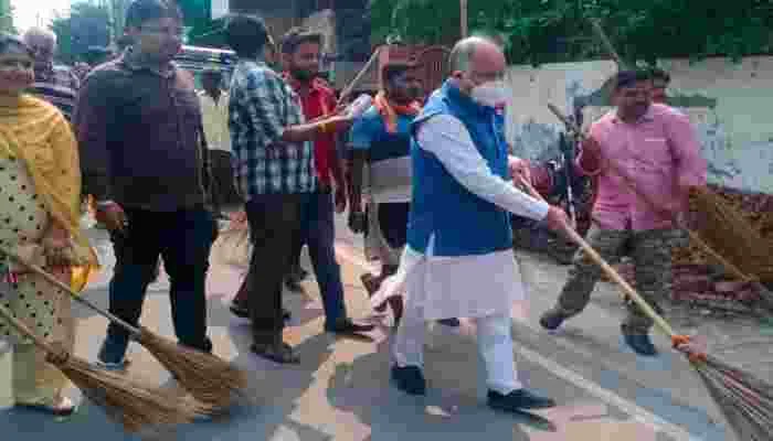 यूपी: गांधी जयंती पर मंत्री आशुतोष टंडन ने लगाई झाड़ू, सफाई अभियान पर दिया जोर