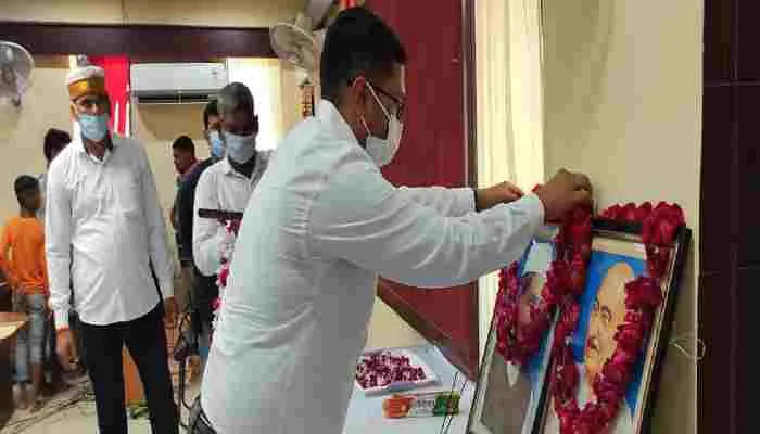 अमेठी: कलेक्ट्रेट परिसर में मनाई गई महात्मा गांधी व शास्त्री जी की जयंती