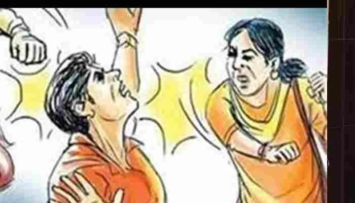 हरदोई: छेड़छाड़ करने वाले मनचले को लड़की ने पकड़ कर पीटा