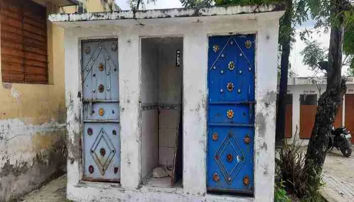 बाराबंकी: विकास के नाम पर हो रही जमकर धांधली, टाट पट्टी पर बैठने को मजबूर बच्चे