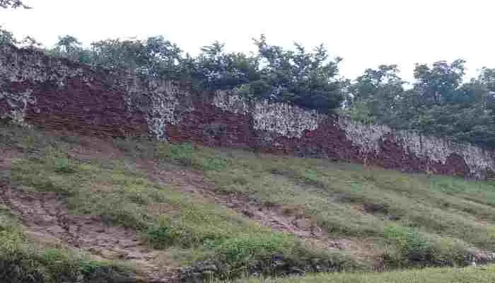 सीतापुर: गोलियों से छलनी हो गई फायरिंग बट की दीवार, गांव पर मडराया खतरा