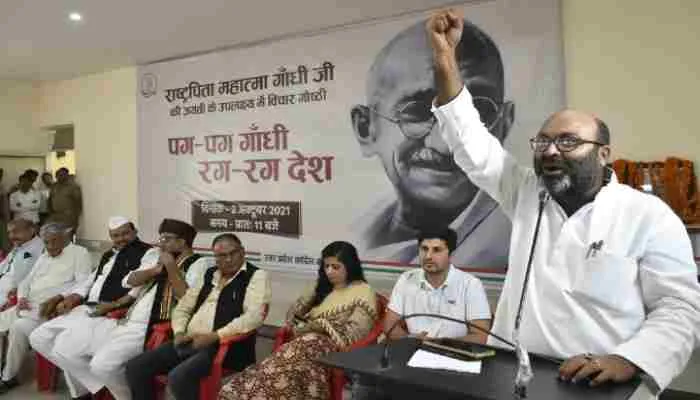 यूपी: कांग्रेस मुख्यालय में मनाई गई गांधी व शास्त्री जी की जयंती