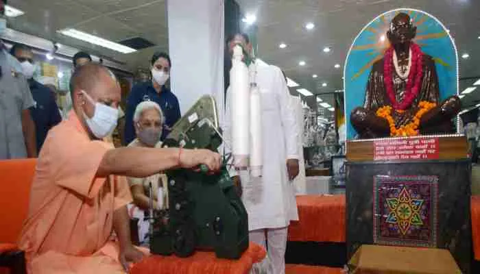 यूपी: राज्यपाल व मुख्यमंत्री योगी ने गांधी आश्रम में चलाया चरखा, किया याद