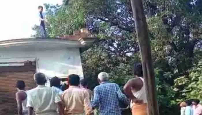 सीतापुर: दबंग ने की युवक की पिटाई, शिकायत करने पहुंचे परिजनों पर की फायरिंग