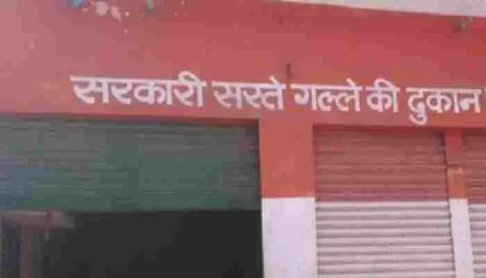 सीतापुर: सरकारी जिम्मेदारों ने छीन लिया गरीब बच्चों का निवाला, जानें मामला