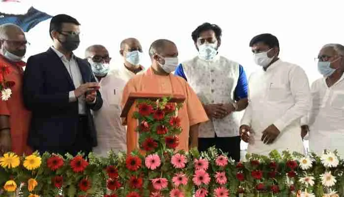यूपी: सीएम योगी ने किया पीएनजी आपूर्ति का शुभारंभ, रवि किशन की ली चुटकी