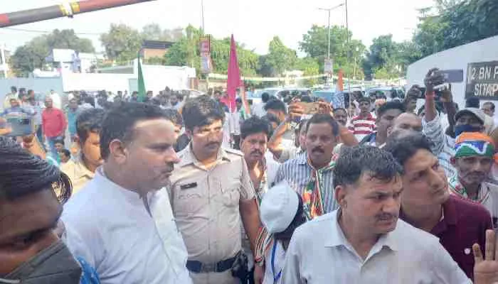 सीतापुर: प्रियंका गांधी से मिलने पहुंचे विधायक को पुलिस ने रोका