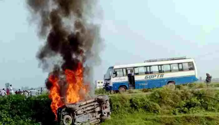 यूपी: लखीमपुर हिंसा पर सियासी घमासान, कहीं प्रदर्शन तो कहीं हंगामा, दारोगा को भी पीटा