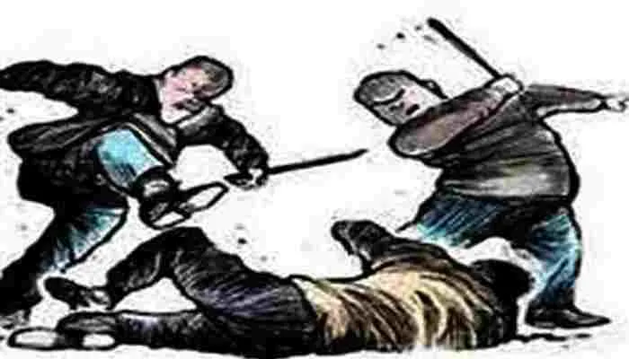 बांदा: अभद्रता कर रहे पड़ोसी युवक को दबंगों ने बांधकर पीटा, हालत गंभीर
