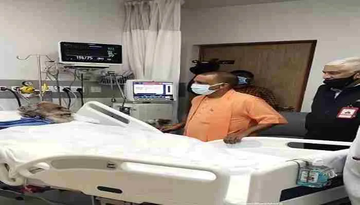 लखनऊ: सीएम योगी ने लिया महंत नृत्य गोपाल दास का हालचाल, जानें कैसी है सेहत