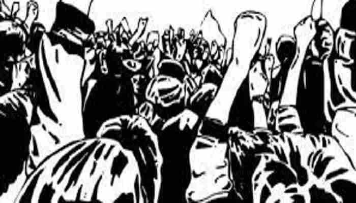 लखनऊ: सामुदायिक केंद्र ध्वस्तीकरण पर ग्रामीण भड़के, थाने का किया घेराव, जानें मामला