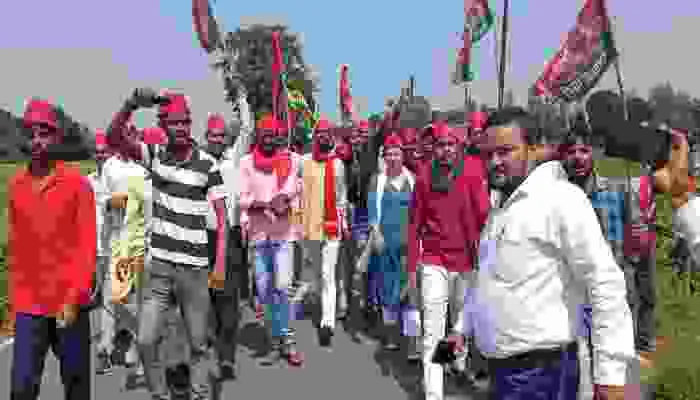 बाराबंकी: अखिलेश की गिरफ्तारी से नाराज सपा कार्यकर्ताओं ने निकाला पद यात्रा