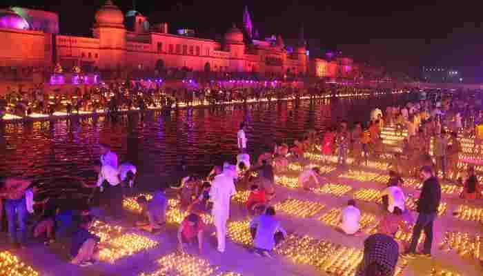 अयोध्या: दीपोत्सव पर इस बार आसमान से होगी पुष्प वर्षा, निकाली जाएगी भव्य झांकियां