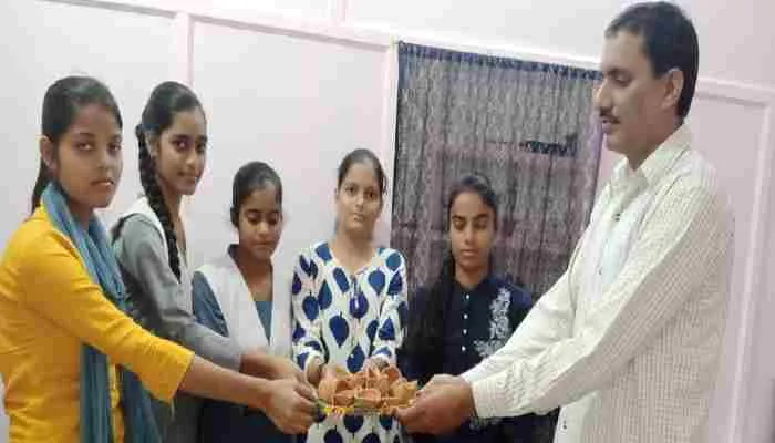 मिट्टी के दियों में एक अजीब सी महक और रोशनी होती है : एस.के. वर्मा